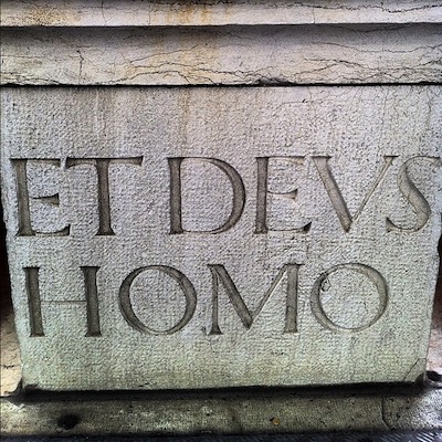 шрифт: ET DEUS HOMO