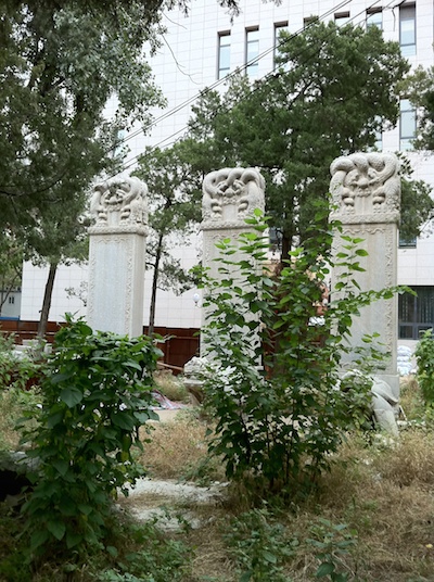 история: три стелы в 语言学院